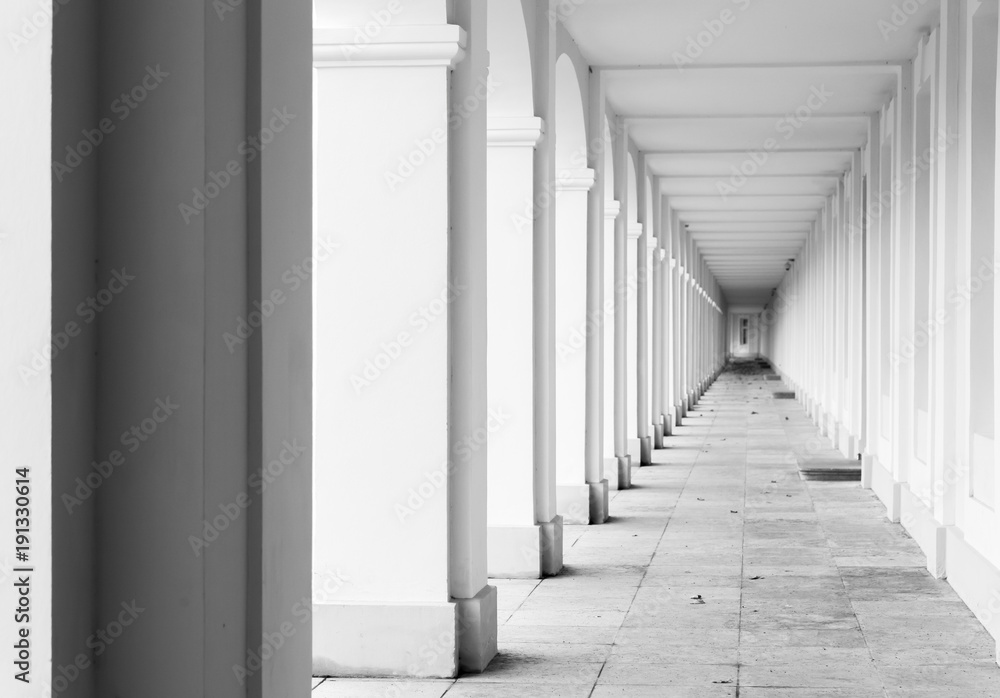 Empty white corridor interior perspective - obrazy, fototapety, plakaty 