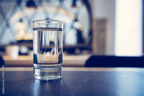 Klares Wasserglas in Restaurant, Morgen 