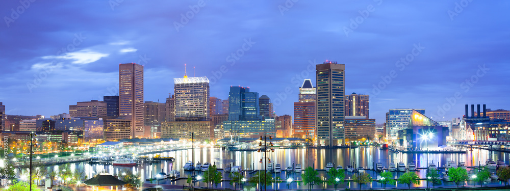 Naklejka premium Downtown city skyline and Inner Harbor, Baltimore, Maryland, USA