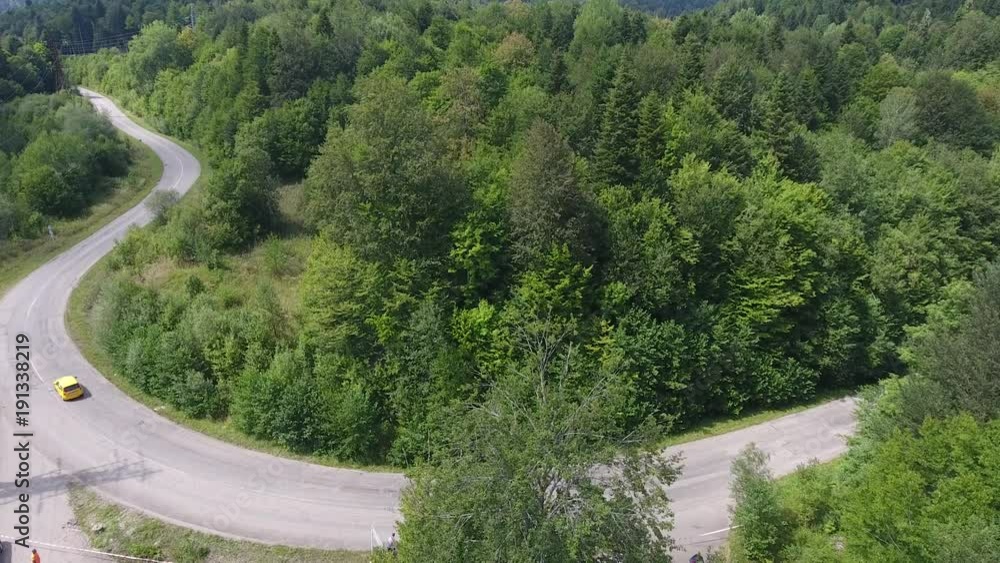 автогонка в горном лесу автогонка в горном лесу