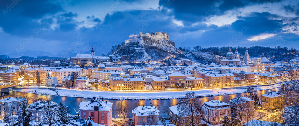 Naklejka premium Zmierzch panorama Salzburga w zimie, Salzburger Land, Austria