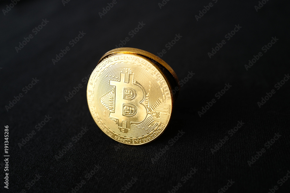 un bitcoin en équilibre fond noir un bitcoin en équilibre fond noir