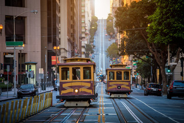 Fototapete San Francisco San Francisco Cable Cars auf der California Street bei Sonnenaufgang, Kalifornien, USA  © JFL Photography