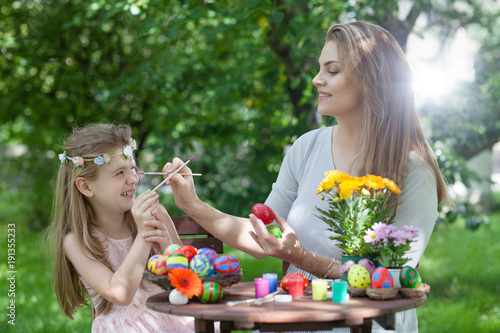 Spaß beim Ostereier bemalen zu Ostern