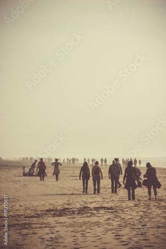 foule se promenant sur la plage