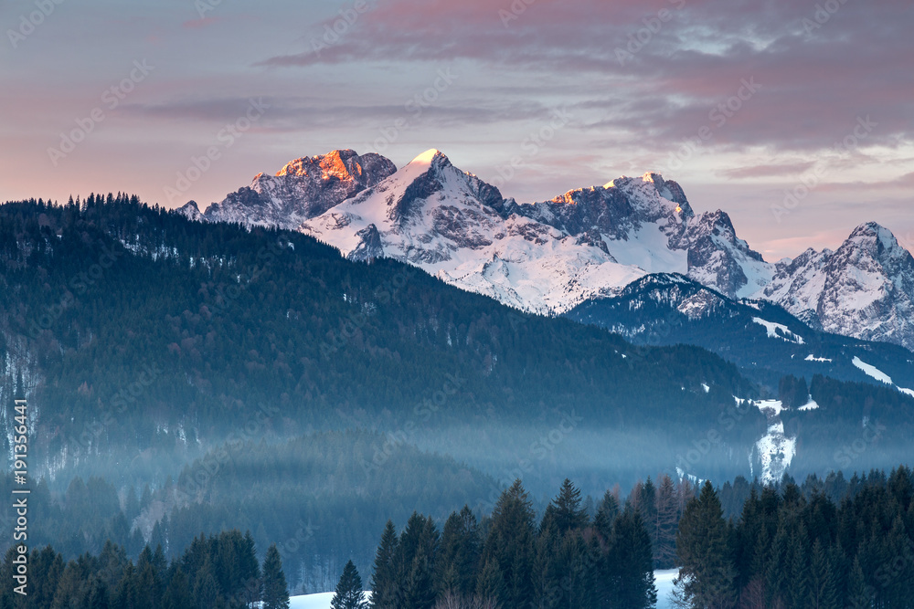 Fototapeta Alpenglühen im Wettersteingebirge mit Zugspitze im Winter