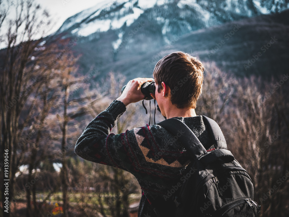 Obraz premium backpacker with binocular on the mountain