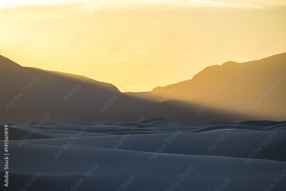 Obraz premium sunlight pouring over a mountain with beautiful sand dunes below
