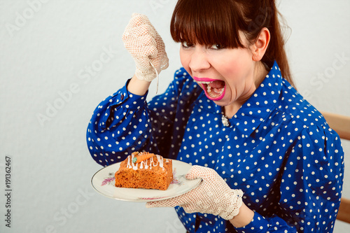 Frau ißt gierig Kuchen photo