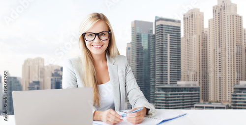 Canvas Print businesswoman with notepad and laptop at office