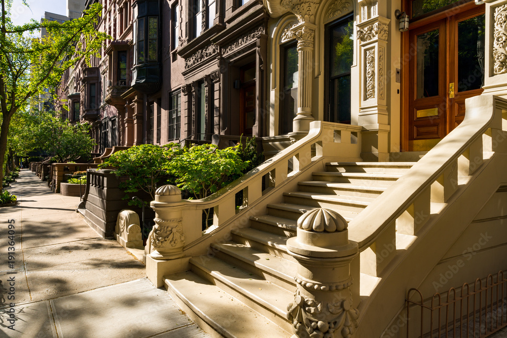Naklejka premium Brownstones z progami i ornamentem w świetle poranka. Upper West Side Street, Manhattan, Nowy Jork