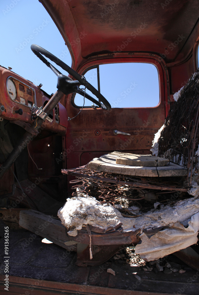 Fototapeta premium Abandoned car in Death Valley, California