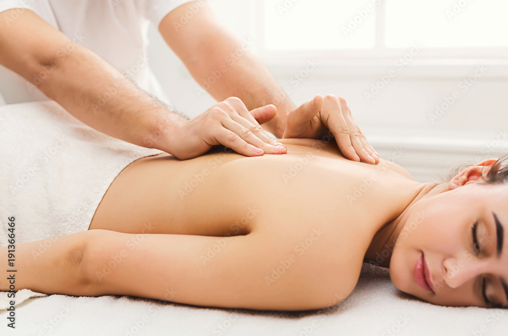 Obraz premium Closeup of hands massaging female shoulders and back