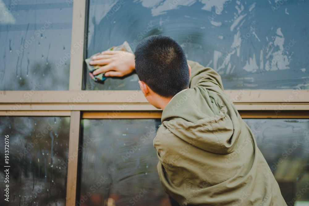 Students are helping to wipe the glass. Students are helping to wipe the glass.