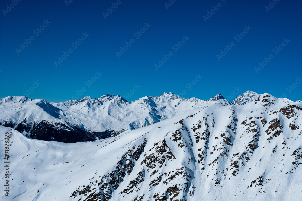 Osttiroler Berggipfel mit Schnee bedeckt im Winter