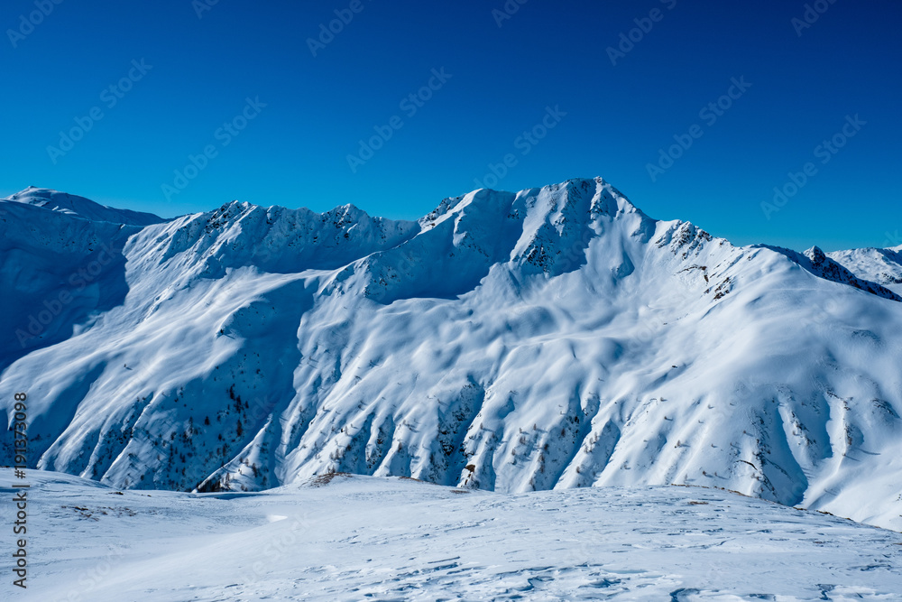 Tief verschneite Berggipfel in den Alpen im Winter
