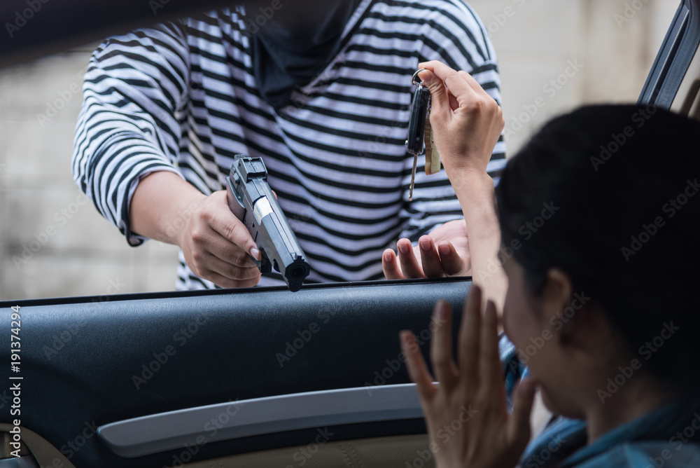 Thieves use guns to intimidate car owners for the key Thieves use guns to intimidate car owners for the key
