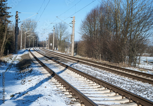 Bahngleise im Winter, Winterlandschaft in Schleswig-Holstein, Deutschland 