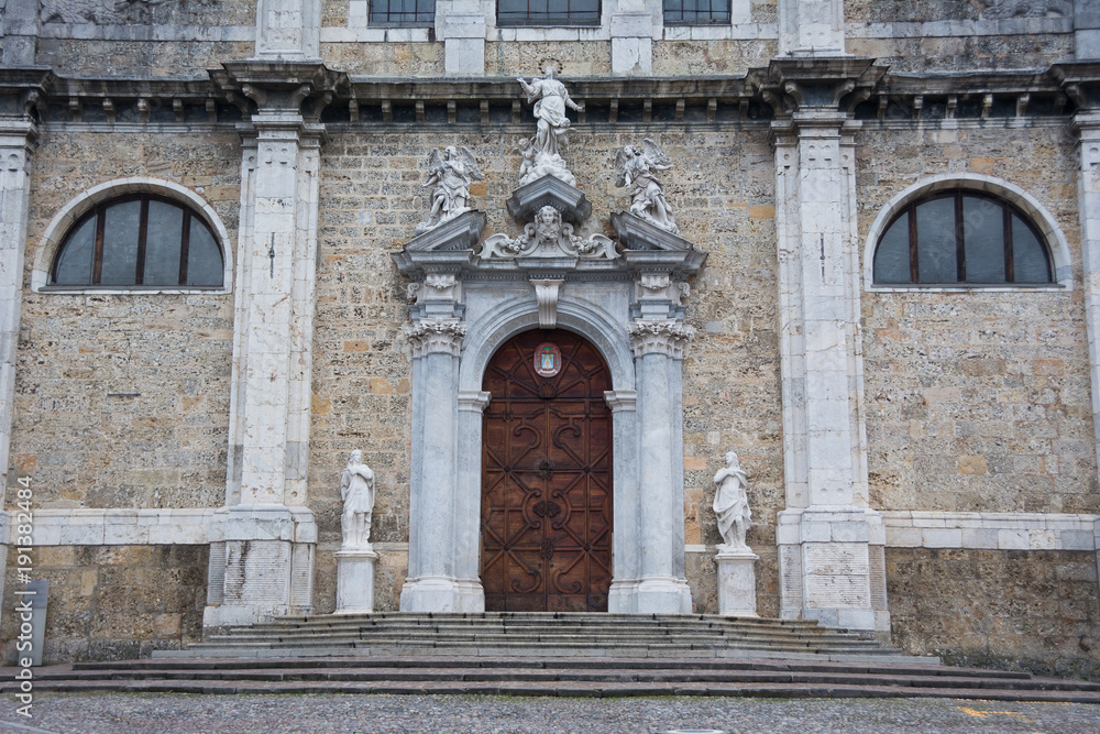 Basilica di Santa Maria Assunta in Gandino (BG) , portale di ingresso