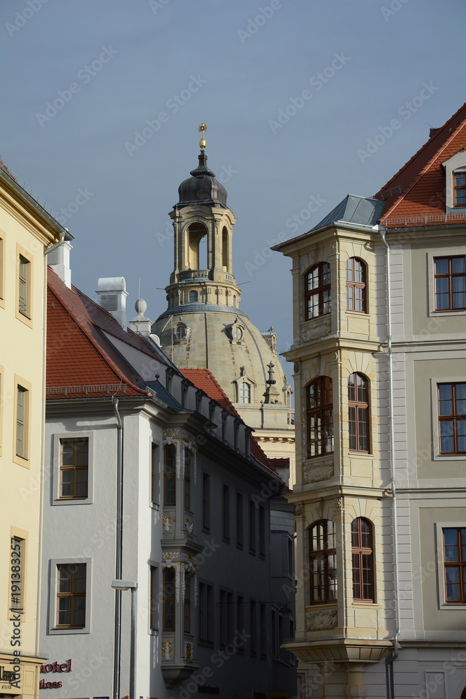 Die Frauenkirche überragt die Häuser in Dresden