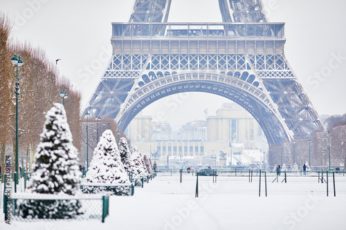 Photography Scenic view to the Eiffel tower on a day with heavy snow
