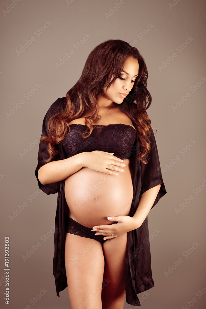 Jeune femme enceinte en lingerie noire Stock Photo | Adobe Stock