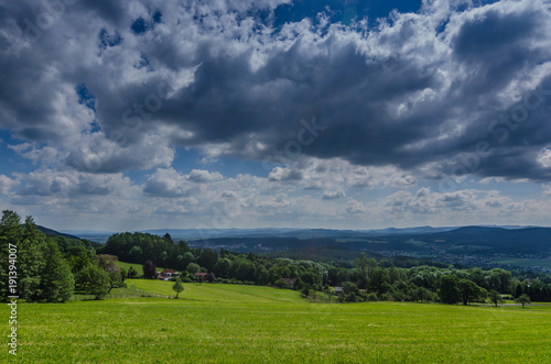 gruene landschaft mit wolken am himmel