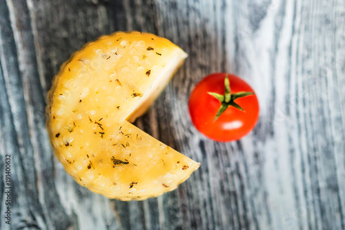 Foto Cheese head and tomato look like Pacman