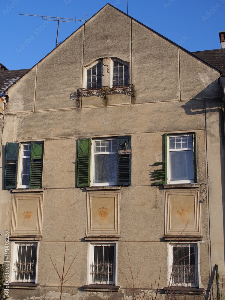 Zahn der Zeit - renovierungsbedürftiges Haus mit kaputten Fensterläden