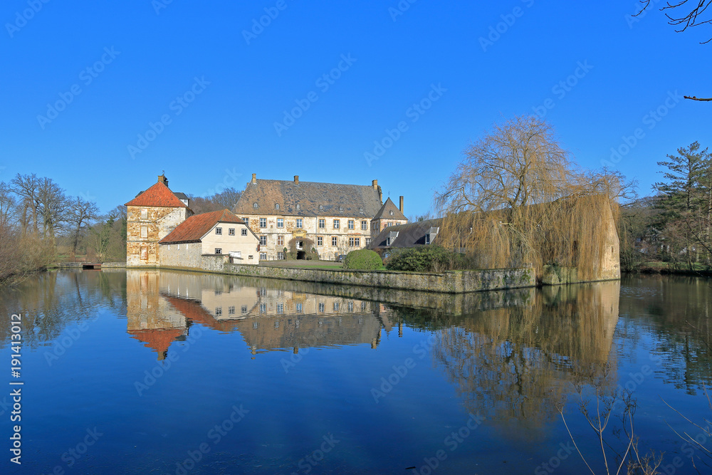 Obraz premium Wasserschloss Tatenhausen bei Halle in Ostwestfalen