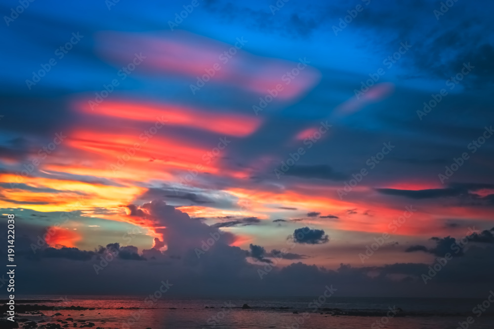 Naklejka premium Stunning colorful sunset over the ocean