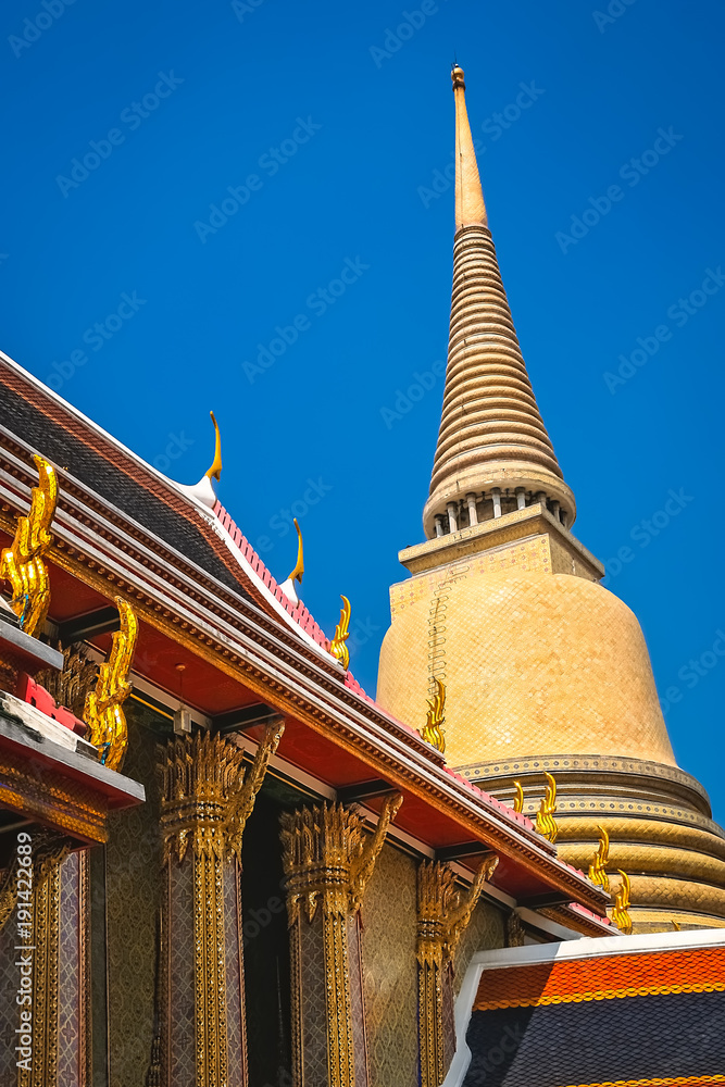 Fototapeta premium Golden Stupa in the Grand Palace in Bangkok