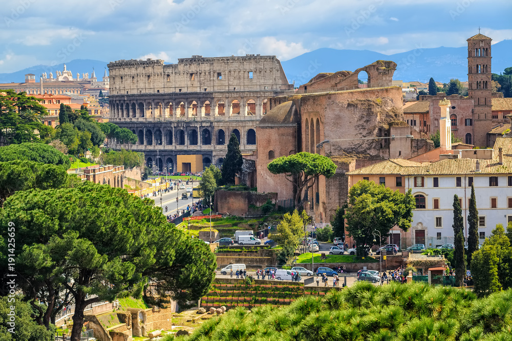 Naklejka premium Forum Romanum i Koloseum na Starym Mieście w Rzymie, Włochy