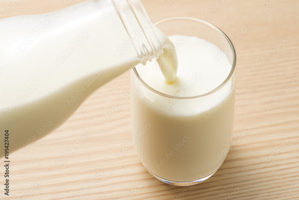 ガラスのコップに牛乳を注ぐ ガラスのコップに牛乳を注ぐ