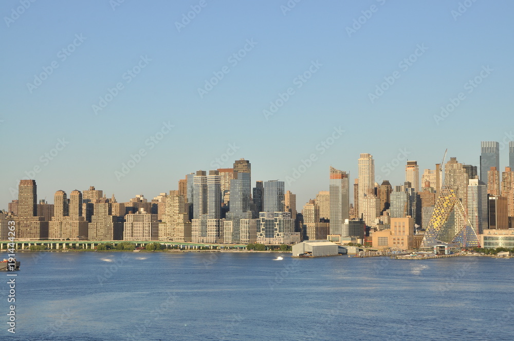 Fototapeta premium A Beautiful downtown manhattan skyline on the hudson river