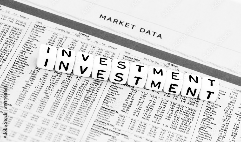 Obraz premium Investment catchword on a financial paper