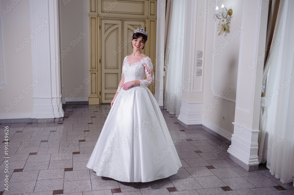 Fototapeta premium Beautiful bride in wedding dress