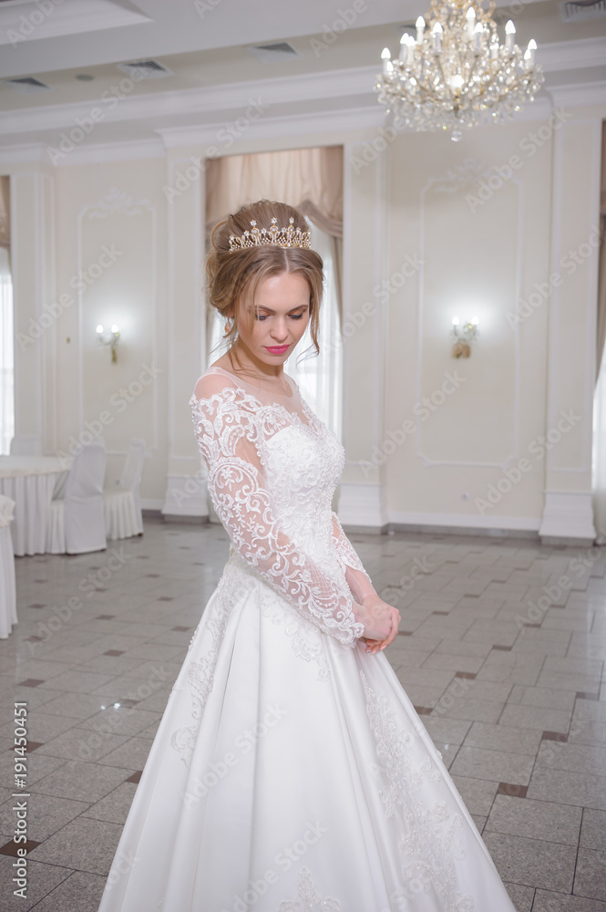 Fototapeta premium Beautiful bride in white interior