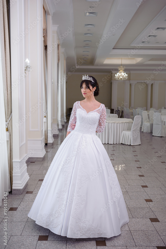 Obraz premium Beautiful bride in hall