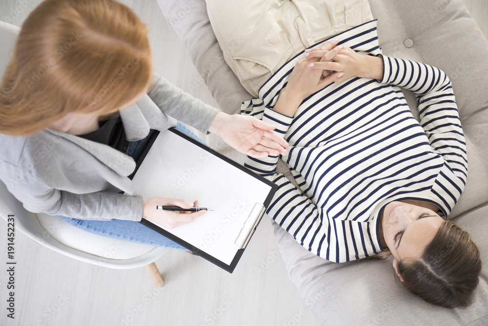 Obraz premium Stressed out woman and psychotherapist