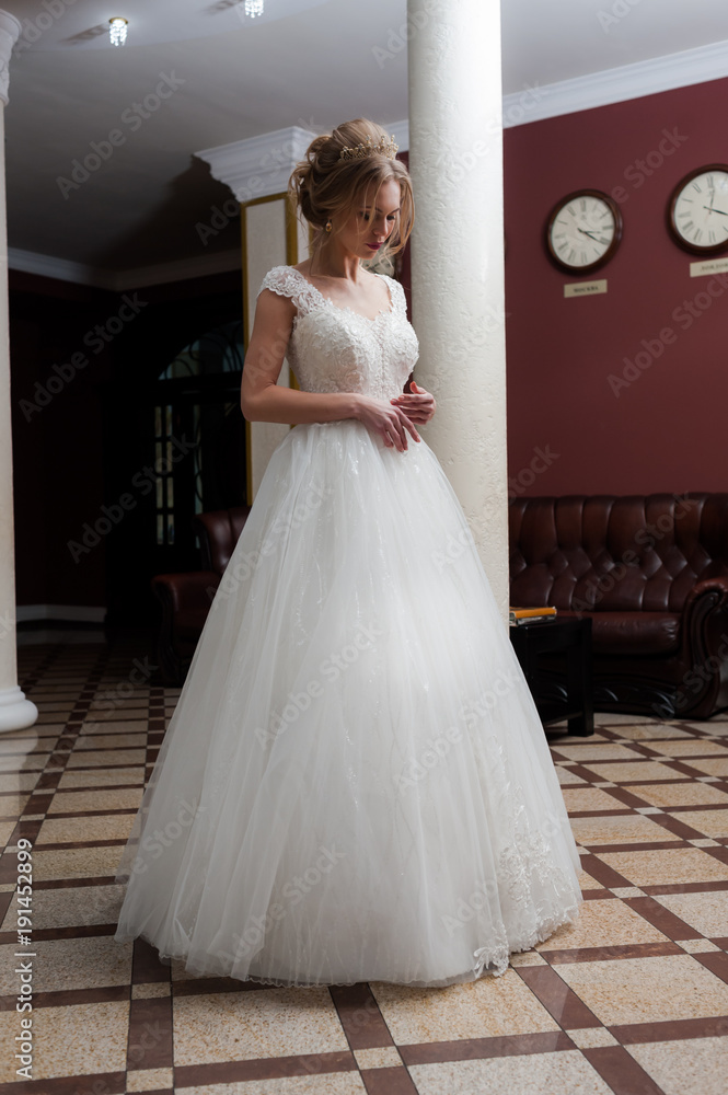 Fototapeta premium Beautiful bride in hall
