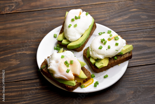 Healthy sandwiches with poached eggs and avocado