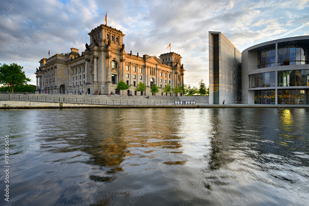 Reichstag und Paul-Löbe-Haus spiegeln sich in der Spree, Berlin, Deutschland