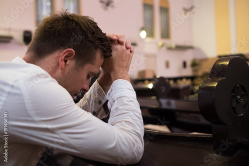 Photo caucasian man praying in church