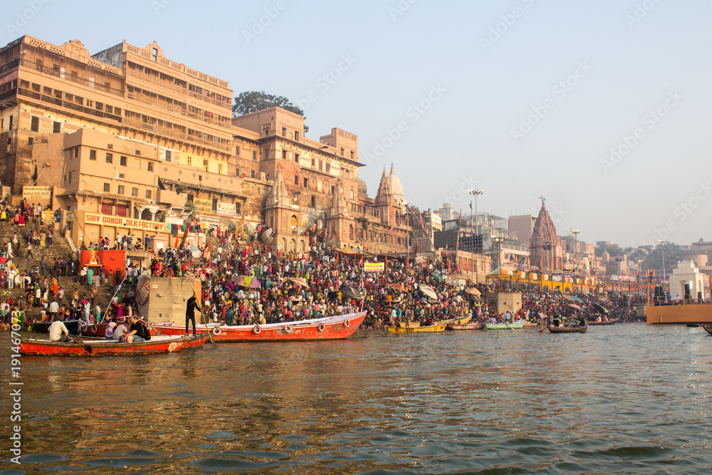 Obraz premium Varanasi Ghats, Diwali Festival, Ganges River and Boats, Uttar Pradesh, India