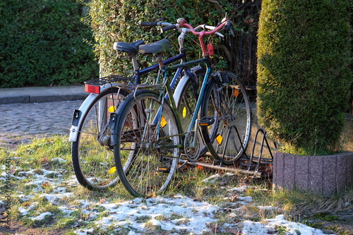 Zwei Fahrräder im Fahrradständer