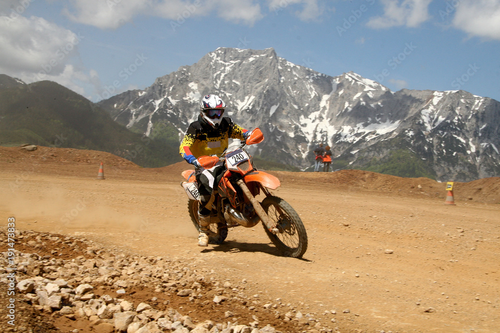 Fototapeta premium Motocrossfahrer auf der Rennstrecke