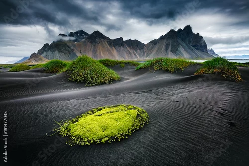 Obraz Wielki wiatr falował plażowy czarny piasek. Lokalizacja Vestrahorn, Islandia, Europa.