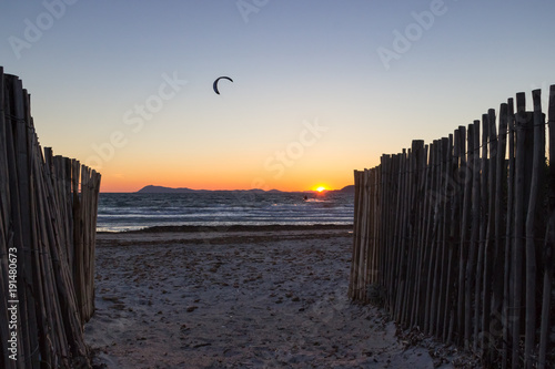 kit surf au soleil couchant, hyères, almanarre photo