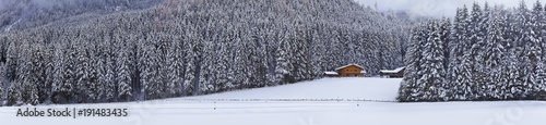 Idylisches Winterpanorama mit Langlaufloipe im Salzburger Land bei Bramberg